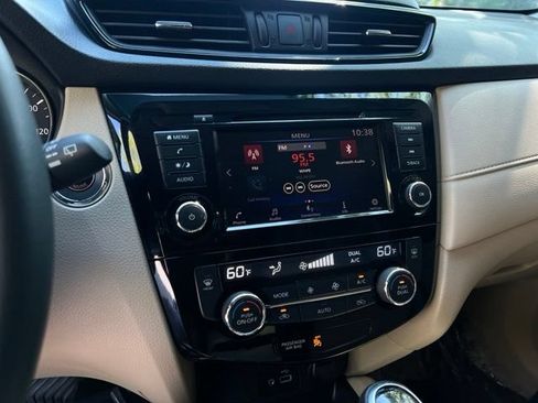 Used 2018 Nissan Rogue SV AWD/4WD image 37