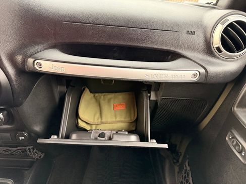 Used 2015 Jeep Wrangler Unlimited Sahara w/ Connectivity Group image 40