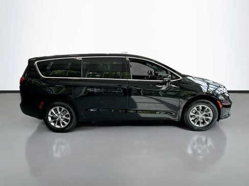 New 2026 Chrysler Pacifica Select image 5
