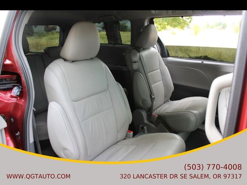Used 2016 Toyota Sienna Limited image 21