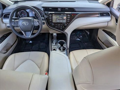 Used 2020 Toyota Camry XLE FWD image 18