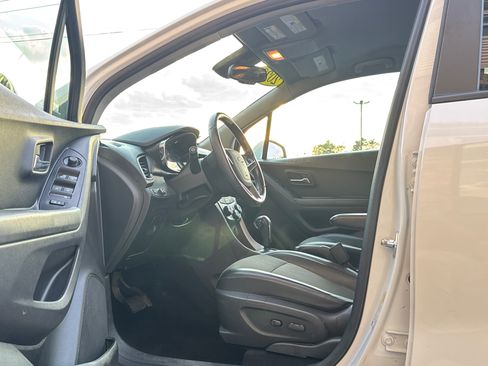 Used 2022 Chevrolet Trax LT w/ LT Convenience Package AWD/4WD image 9