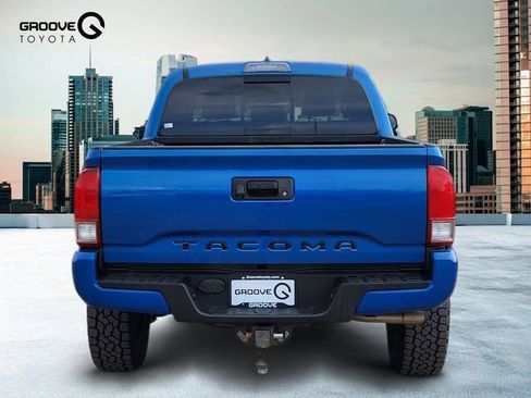 Used 2017 Toyota Tacoma TRD Sport AWD/4WD image 5