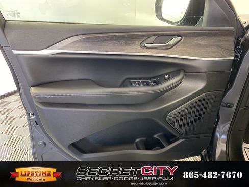 New 2026 Jeep Grand Cherokee Altitude image 11