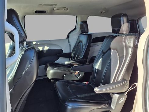 Used 2024 Chrysler Pacifica Touring-L image 24