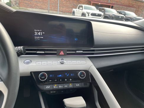 Used 2025 Hyundai Elantra Limited image 18
