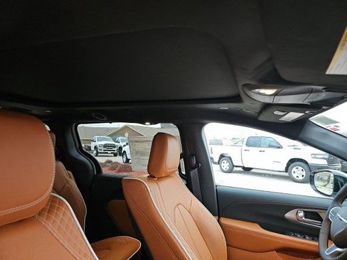 New 2026 Chrysler Pacifica Pinnacle image 13