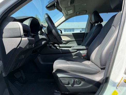 Certified 2024 Toyota Grand Highlander AWD image 12