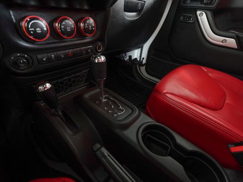 Used 2015 Jeep Wrangler Unlimited Rubicon image 15