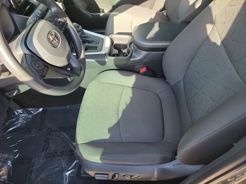 Used 2021 Toyota RAV4 XLE image 18