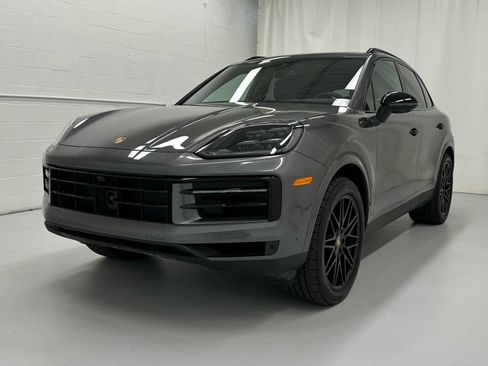 Used 2025 Porsche Cayenne image 4