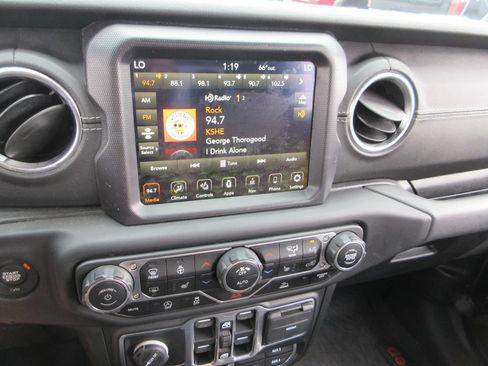 Used 2020 Jeep Gladiator Overland AWD/4WD image 24