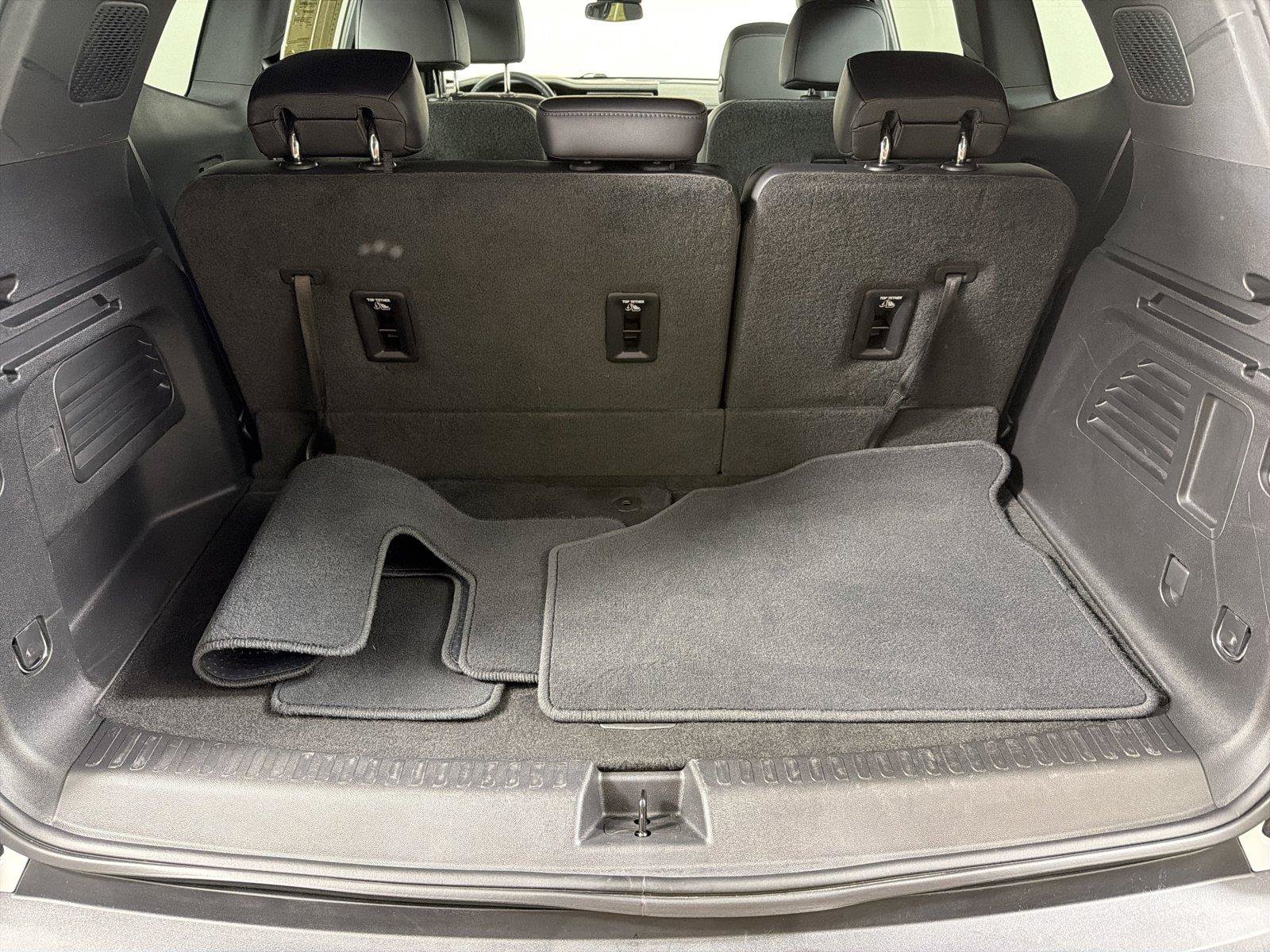 Used 2025 GMC Acadia Elevation w/ Elevation Premium Package FWD image 17