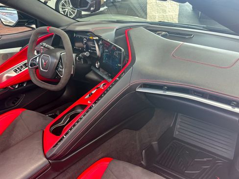 Used 2024 Chevrolet Corvette Stingray Preferred Conv w/ Z51 Performance Package RWD image 32