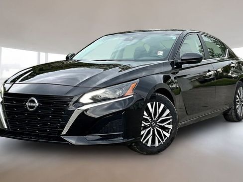 Used 2024 Nissan Altima 2.5 SV FWD image 1
