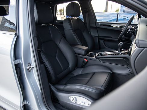 Certified 2026 Porsche Macan AWD/4WD image 45