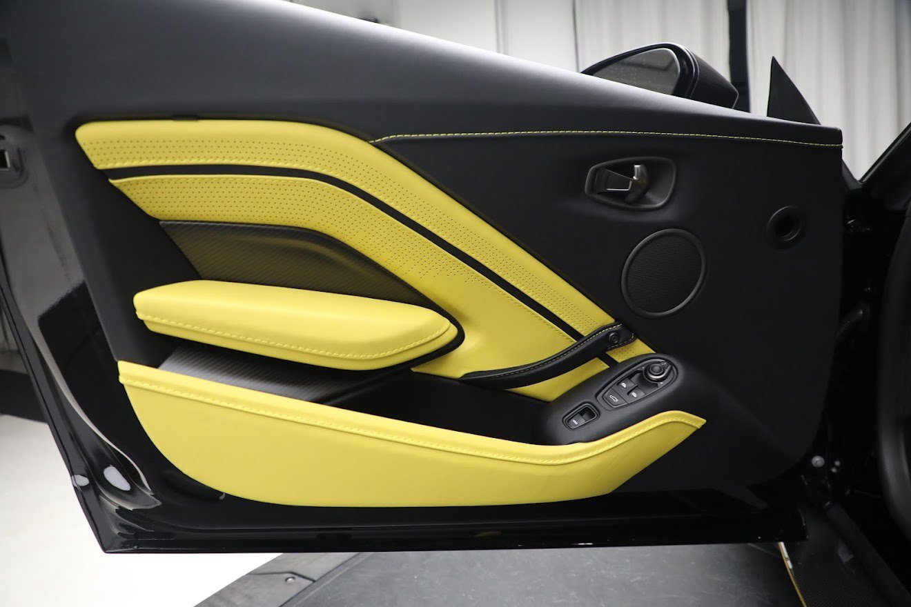 Used 2023 Aston Martin V12 Vantage Roadster RWD image 25