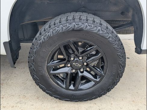 Used 2025 Chevrolet Silverado 1500 Custom Trail Boss AWD/4WD image 17