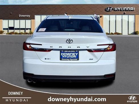 Used 2025 Toyota Camry SE image 5