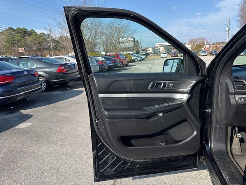 Used 2017 Ford Explorer XLT FWD image 13