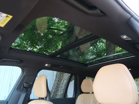 Used 2016 Volvo XC90 T6 Momentum w/ Momentum Plus Package AWD/4WD image 33