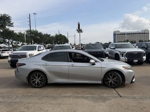 Used 2023 Toyota Camry SE FWD image 3