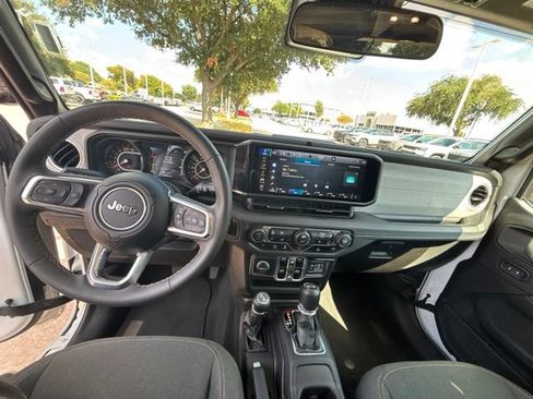 Used 2025 Jeep Wrangler Unlimited Sahara AWD/4WD image 15