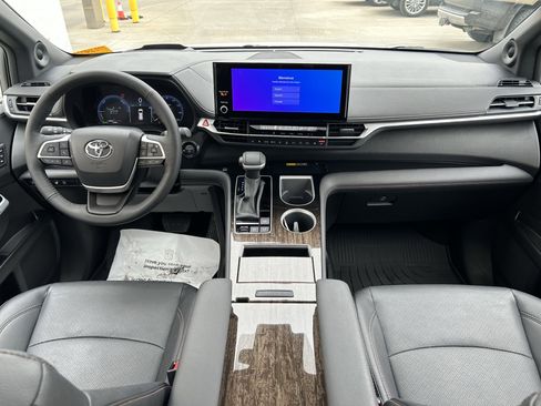 Used 2025 Toyota Sienna Platinum image 19