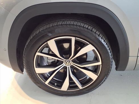 Used 2025 Volkswagen Atlas SEL Premium R-Line image 8