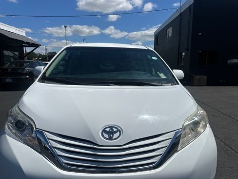 Used 2017 Toyota Sienna LE FWD image 23