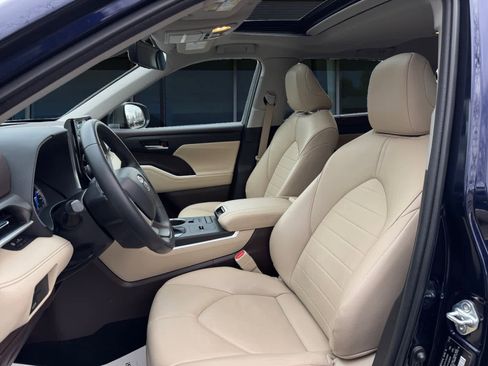 Used 2022 Toyota Highlander XLE image 2