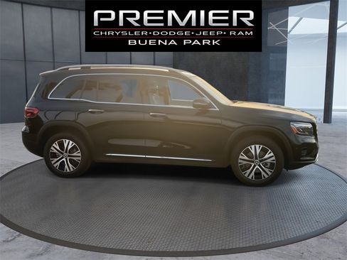 Used 2024 Mercedes-Benz GLB 250 4MATIC w/ Exclusive Package image 9