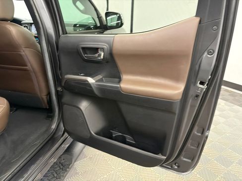 Used 2022 Toyota Tacoma Limited AWD/4WD image 17