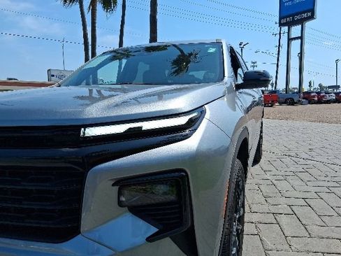 Used 2025 Chevrolet Traverse LT w/ Midnight/Sport Edition FWD image 3