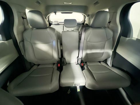 Used 2024 Toyota Sienna XLE FWD image 33