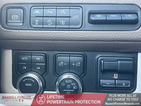 Used 2022 GMC Yukon XL Denali w/ Advanced Technology Package image 12