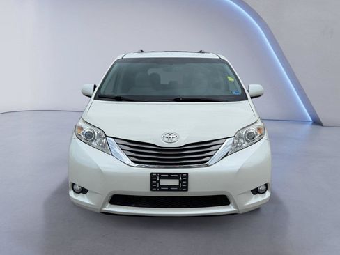 Used 2017 Toyota Sienna XLE w/ XLE Navigation Package FWD image 8