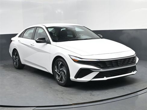 Certified 2025 Hyundai Elantra Sport image 10