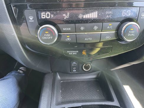 Used 2017 Nissan Rogue SV AWD/4WD image 28