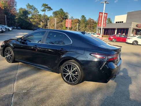 Certified 2022 Toyota Camry SE image 3