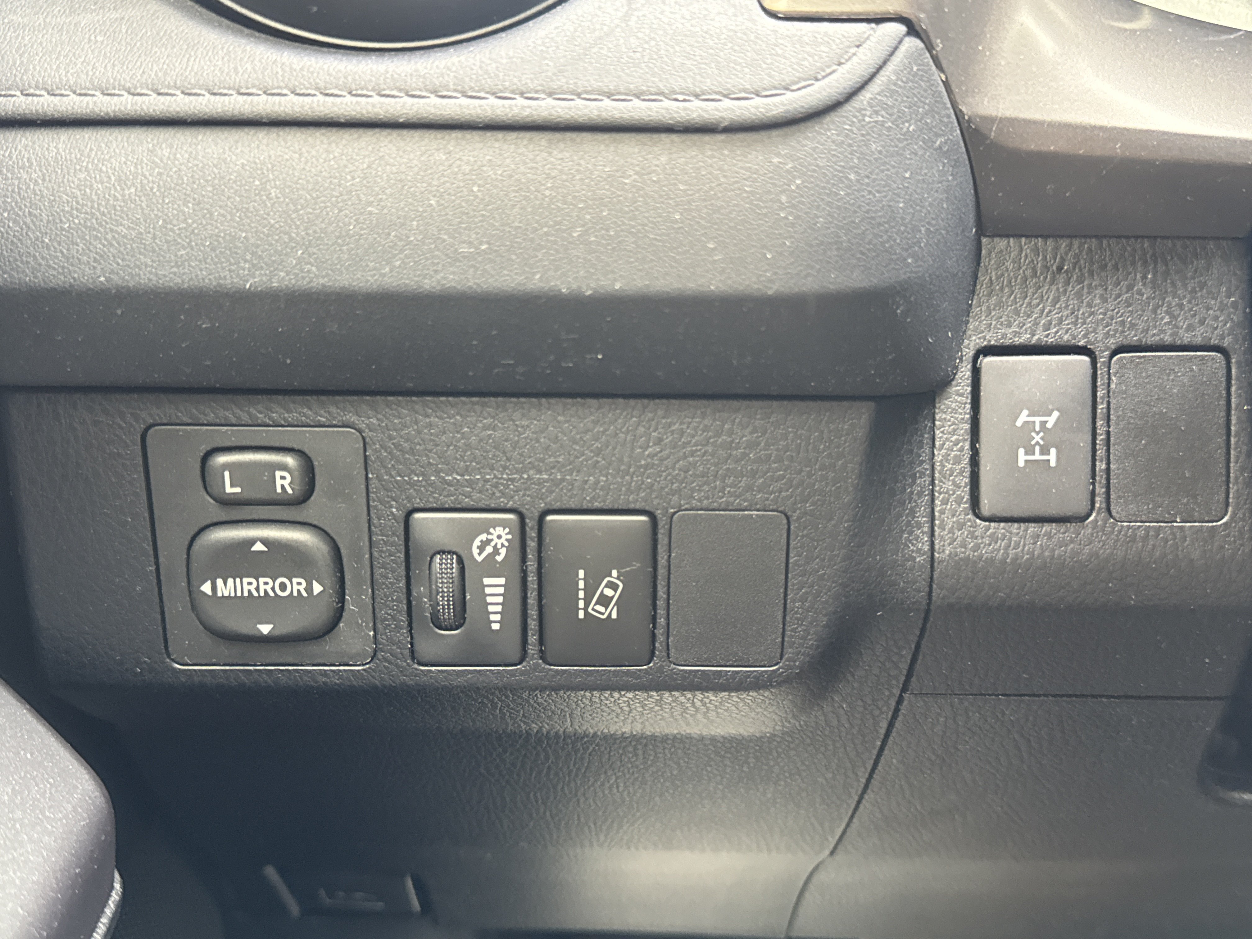 Used 2018 Toyota RAV4 LE w/ All Weather Liner Package AWD/4WD image 20
