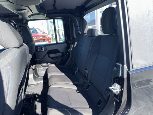 Used 2023 Jeep Gladiator Sport image 14