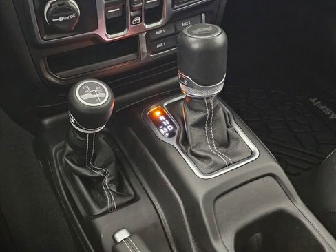 Used 2023 Jeep Wrangler Unlimited Sahara w/ Cold Weather Group AWD/4WD image 32