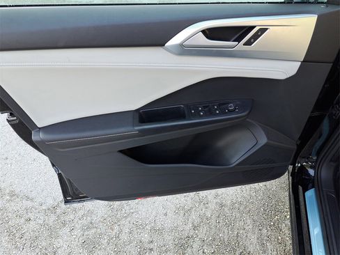 Certified 2025 Volkswagen Taos SE w/ Panoramic Sunroof Package image 16