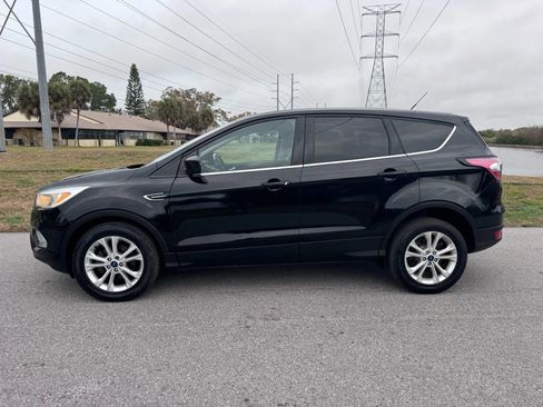 Used 2017 Ford Escape SE image 4
