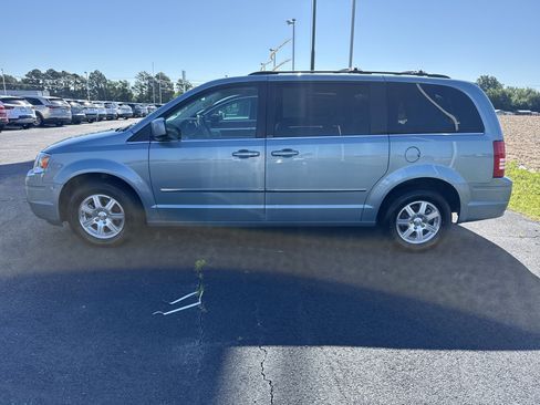 Used 2009 Chrysler Town & Country Touring FWD image 2