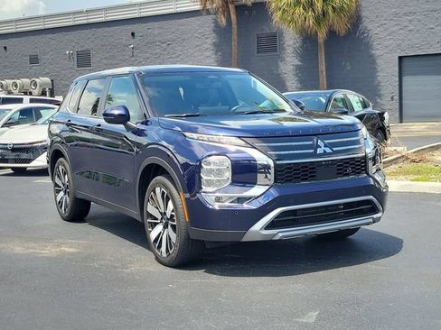 Used 2025 Mitsubishi Outlander SE FWD image 3