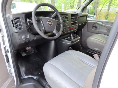 Used 2015 Chevrolet Express 2500 image 9