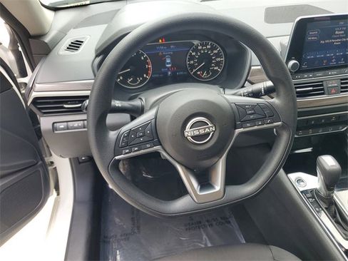 Used 2024 Nissan Altima 2.5 SV image 5
