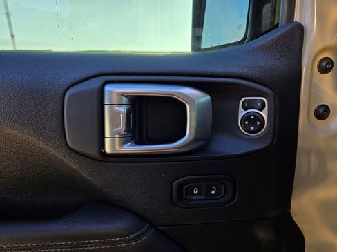 Used 2020 Jeep Gladiator Overland AWD/4WD image 13